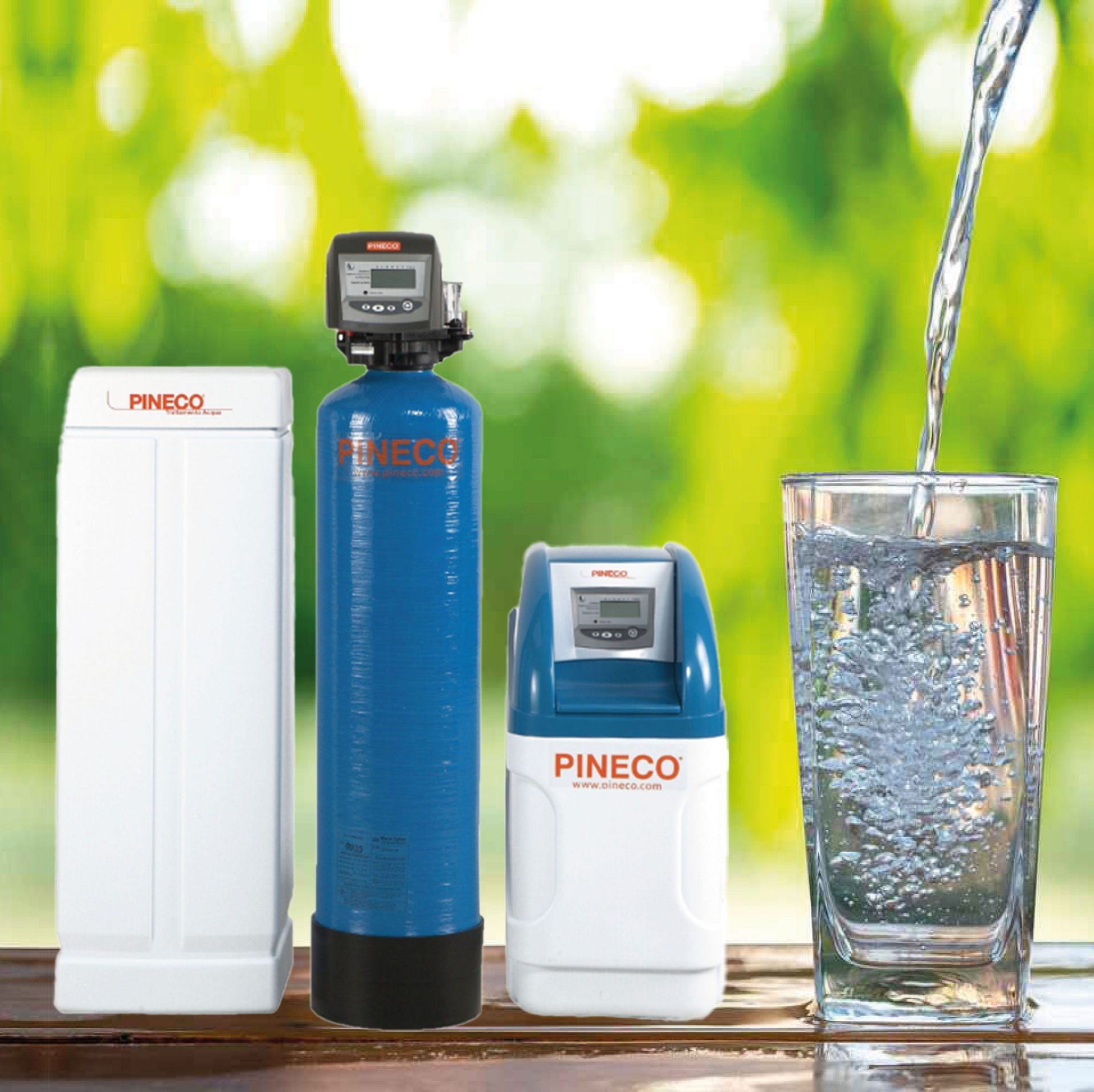 Sistemi di filtraggio dell'acqua e bicchiere d'acqua; dispositivi blu e bianchi con acqua che scorre.