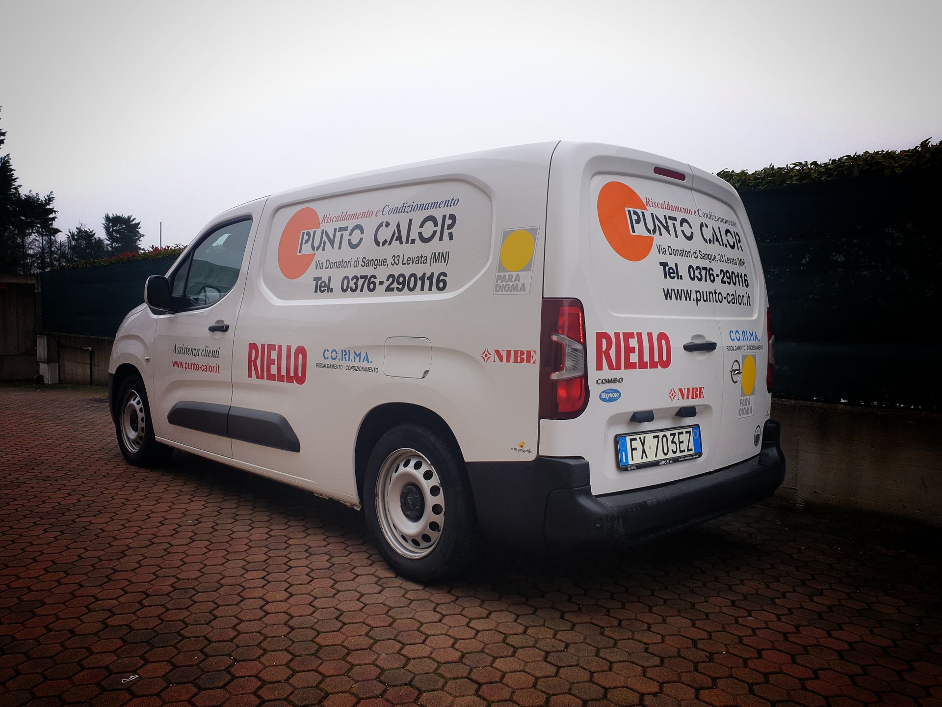 Furgone bianco con i loghi