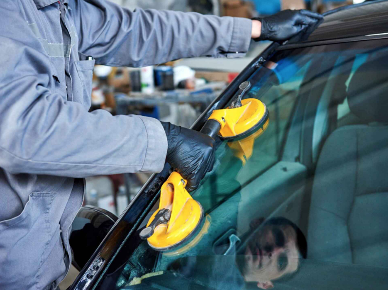 Man replacing windshield