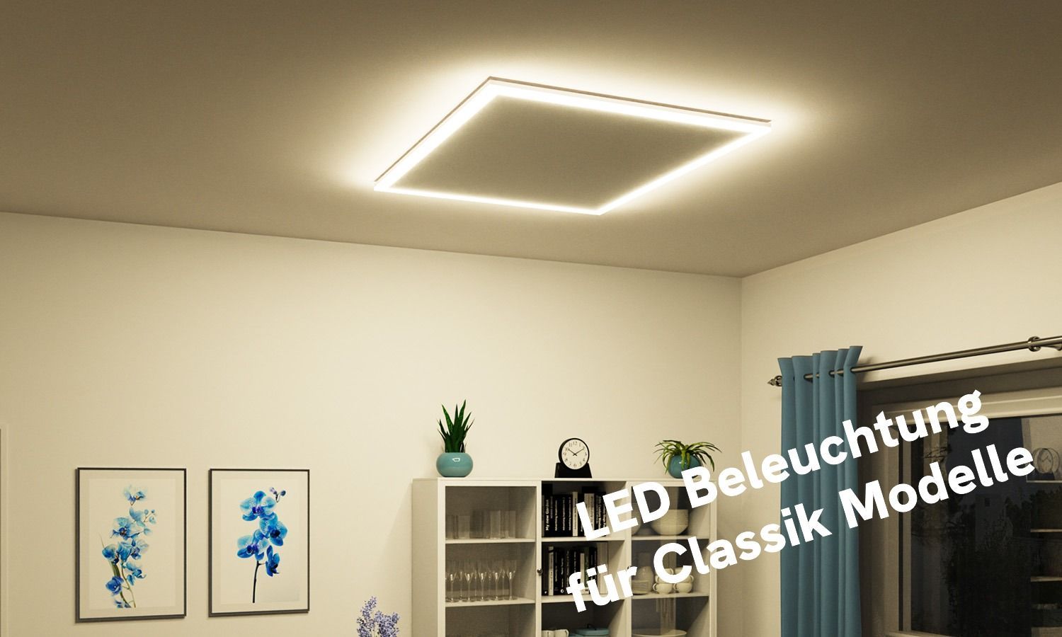 Ein Wohnzimmer mit einer Uhr an der Wand und einer quadratischen Leuchte an der Decke