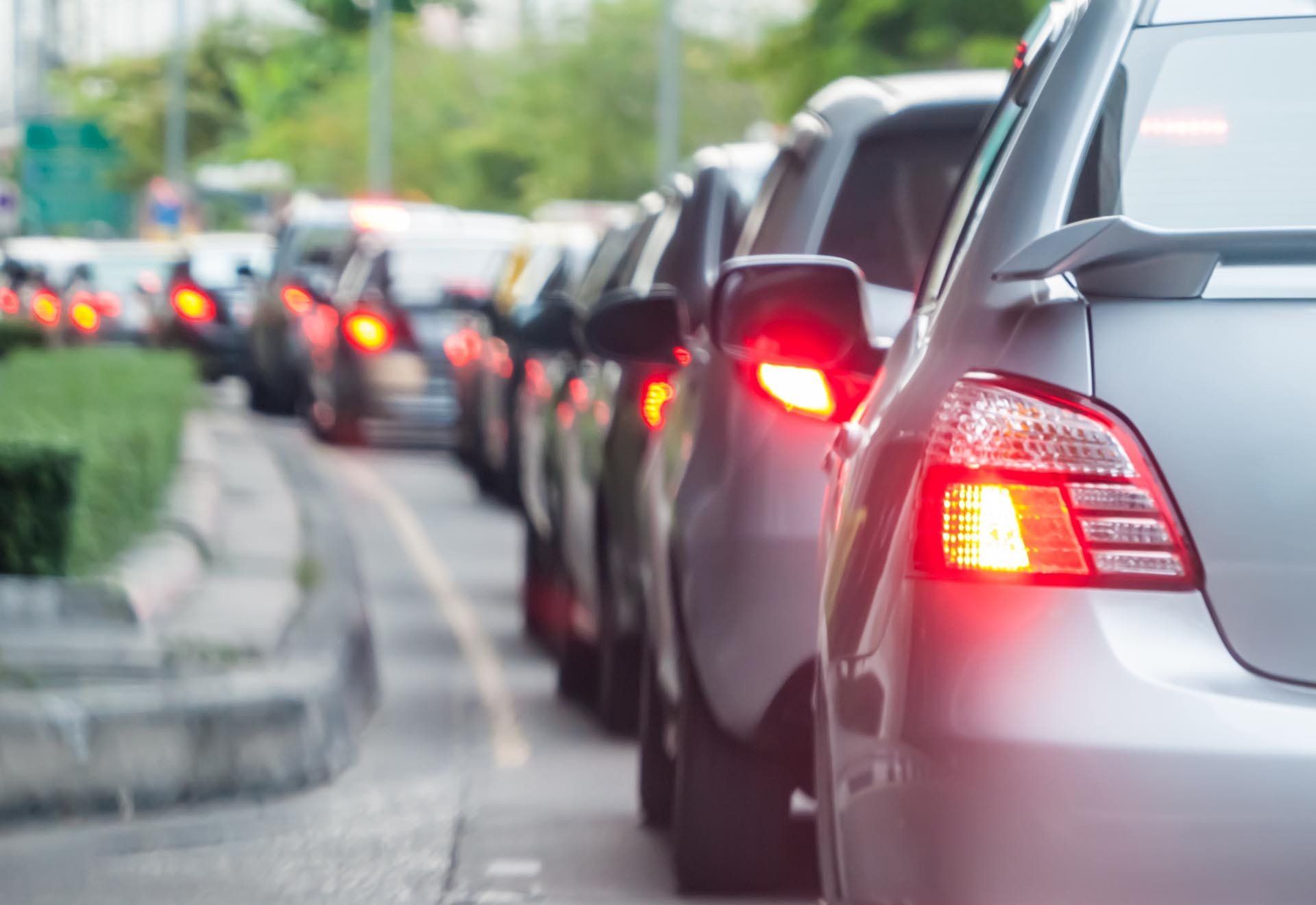 Auf einer Stadtstraße steht eine Reihe von Autos im Stau.