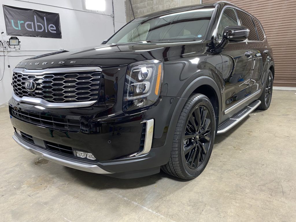 a black kia telluride