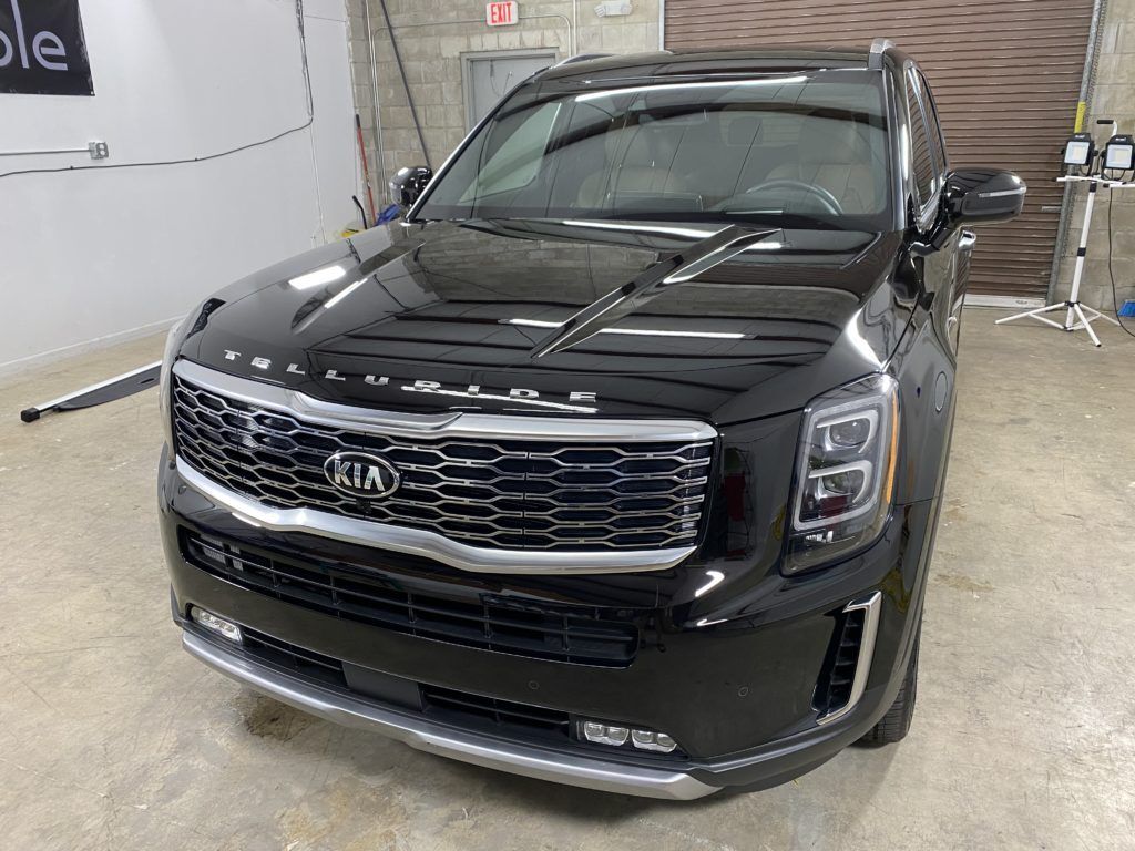 a black kia telluride
