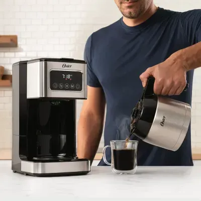 Cafetera programable de 8 tazas con pantalla táctil Oster® BVSTDC4404