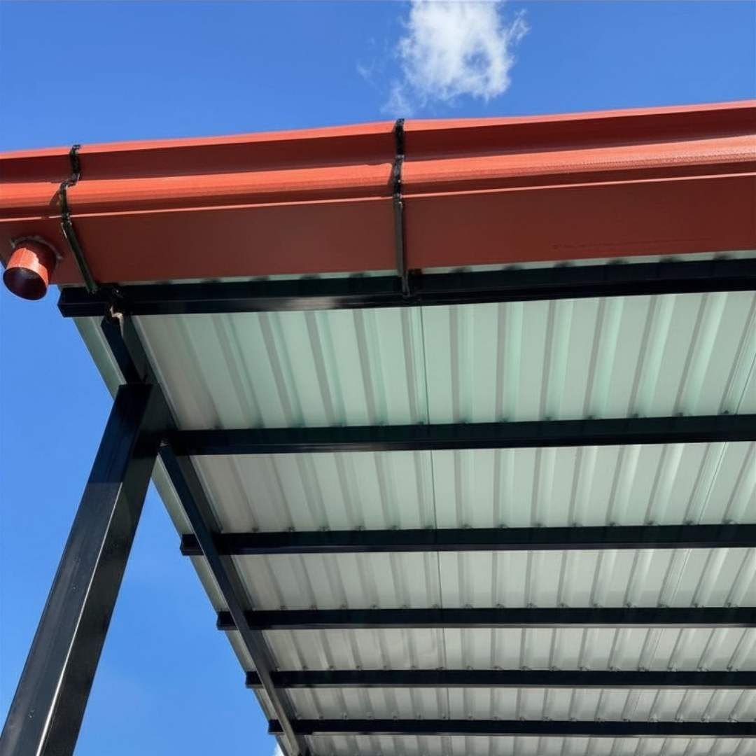 Canal a medida en lámina prepintada pecho de paloma. Pérgola de metal con canal
