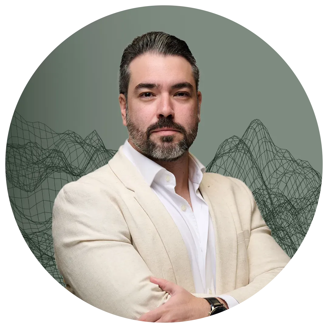 Um homem com barba está em pé em um círculo com os braços cruzados.