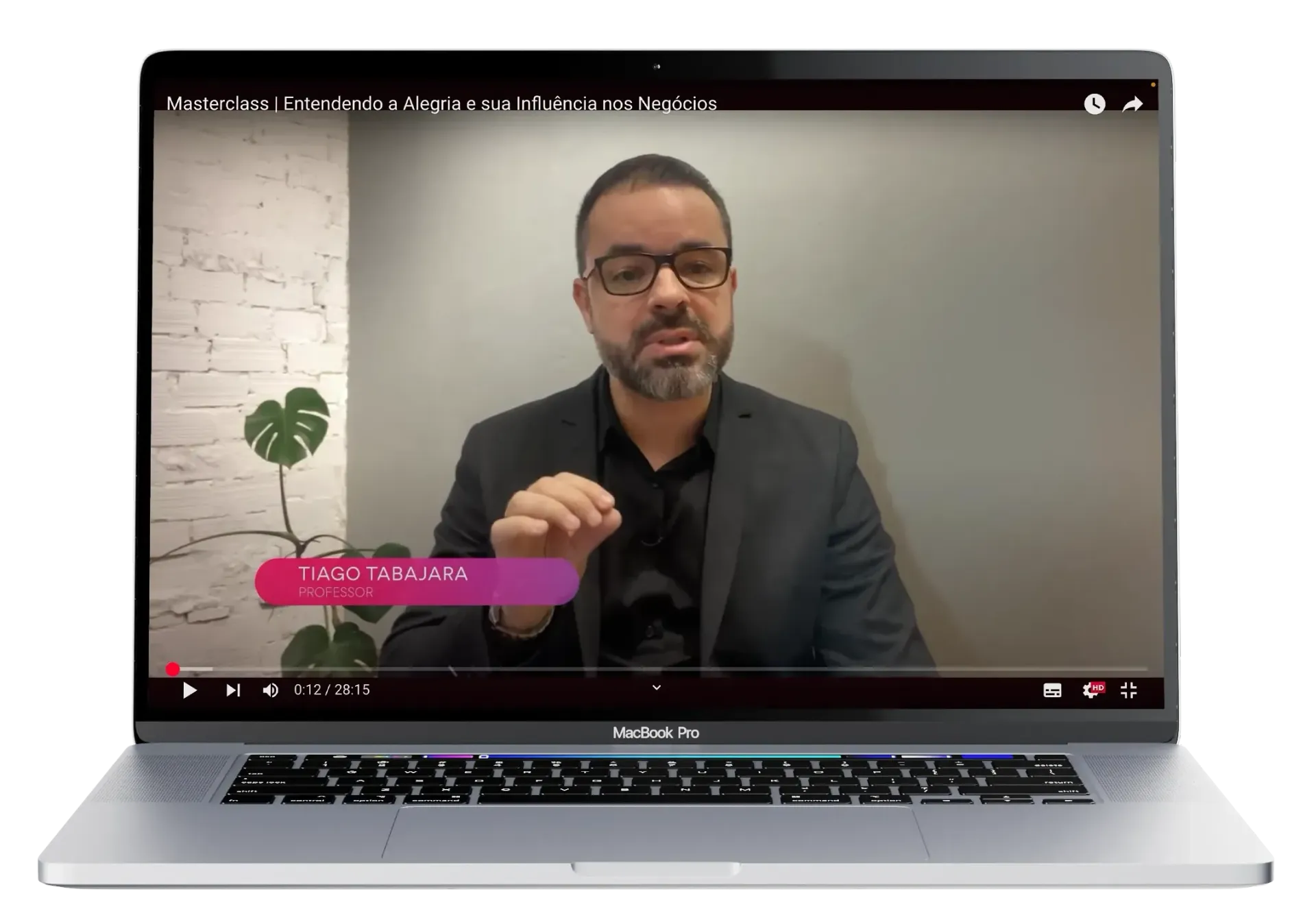 Um homem de terno e óculos está falando na tela de um laptop.