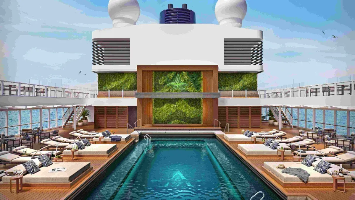 飛鳥Ⅲ郵輪甲板空間,展現低載客密度與安靜氛圍 Luxurious two-story living space with multiple seating areas, a staircase, and a central water feature.