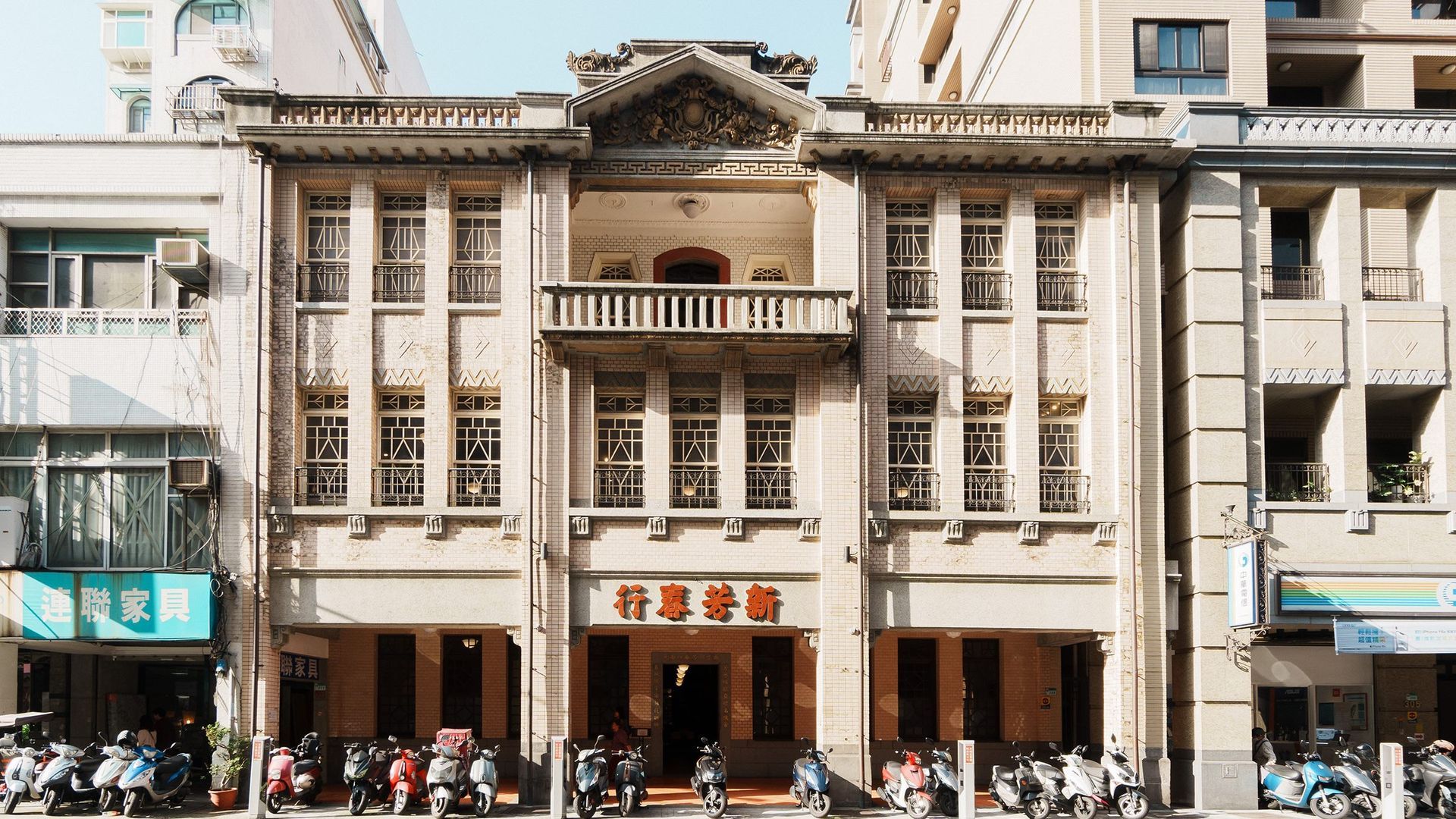 一間光線昏暗的房間,裡面有投影螢幕、桌椅和餐桌椅。