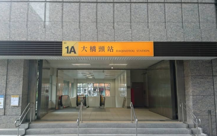 一間光線昏暗的房間,裡面有投影螢幕、桌椅和餐桌椅。