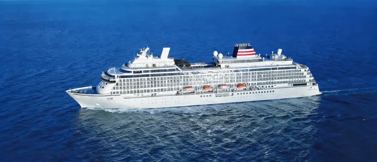 飛鳥Ⅲ(Asuka III)日本高端郵輪航行於海面,全景視角 A large white cruise ship sails on the blue ocean.