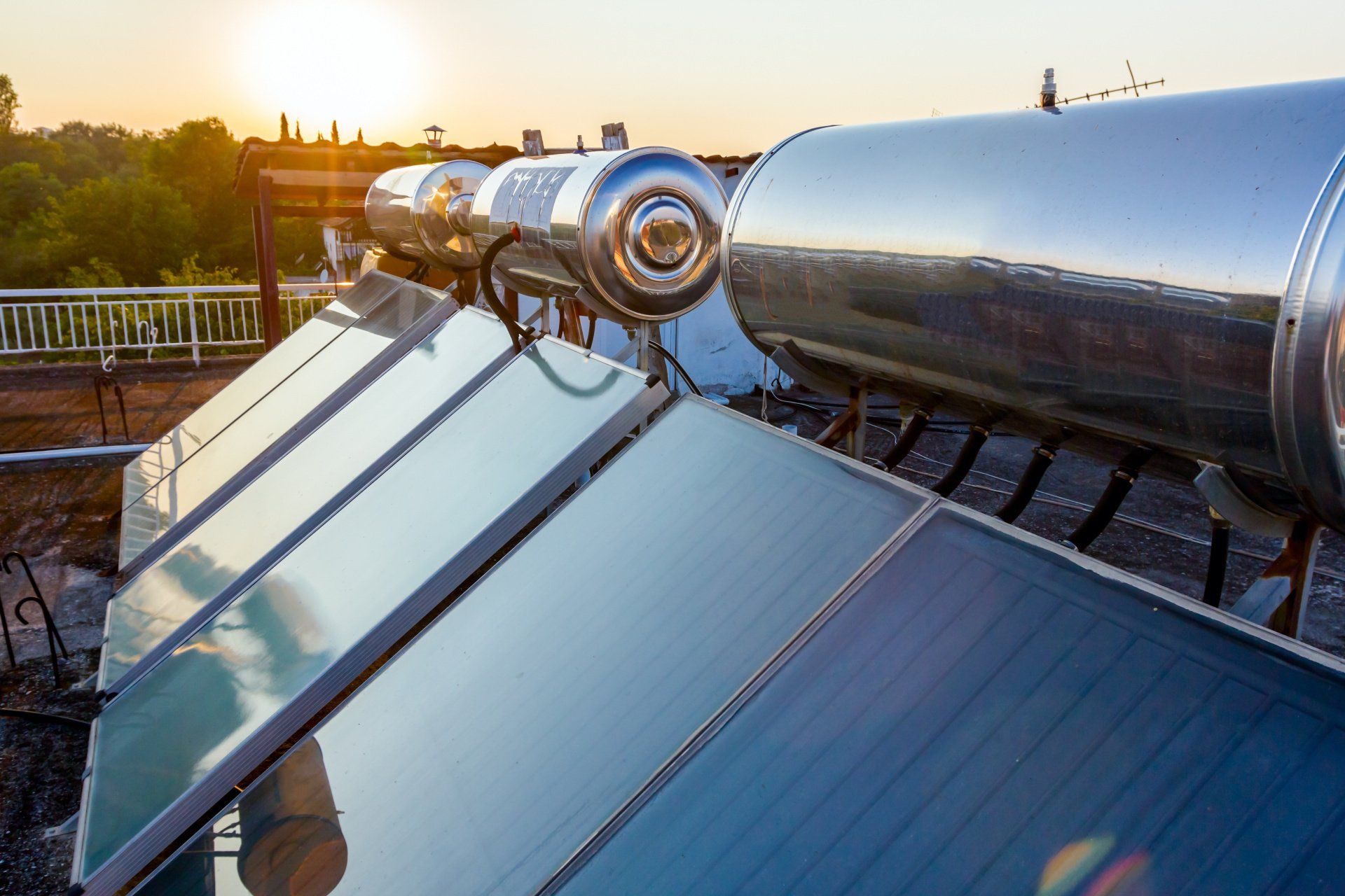 thermische Solaranlage mit Heizkessel auf einem Dach