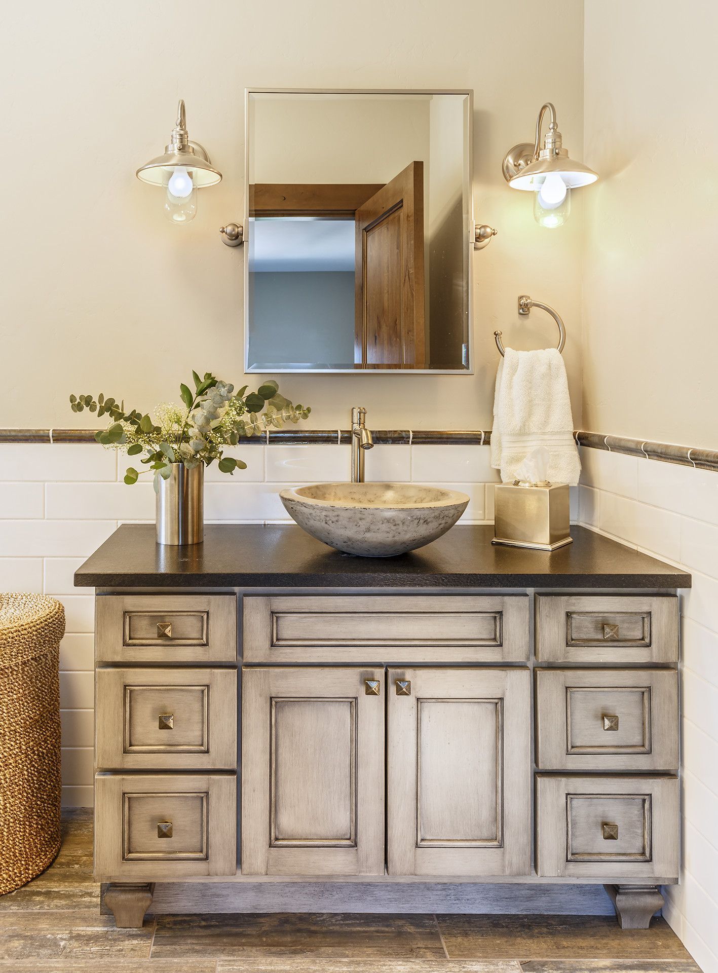A bathroom with a sink and a mirror above it