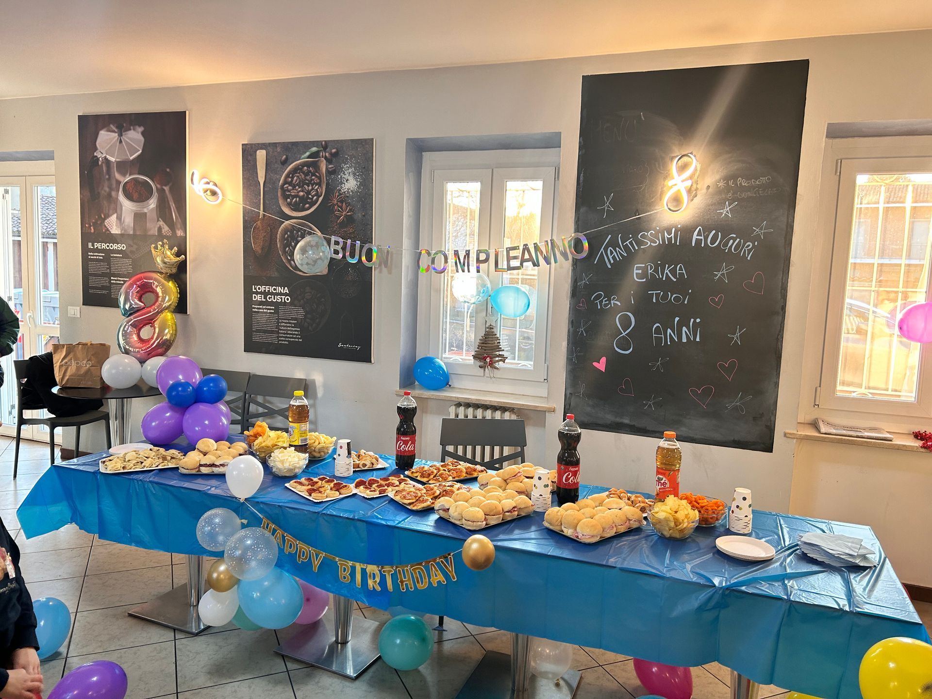 tavola imbandita per festa