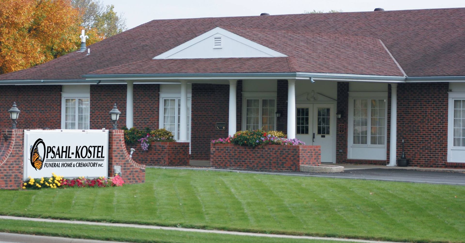 A brick building with a sign that says psalm-kostel