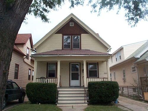 A kenosha house with a car parked in front of it