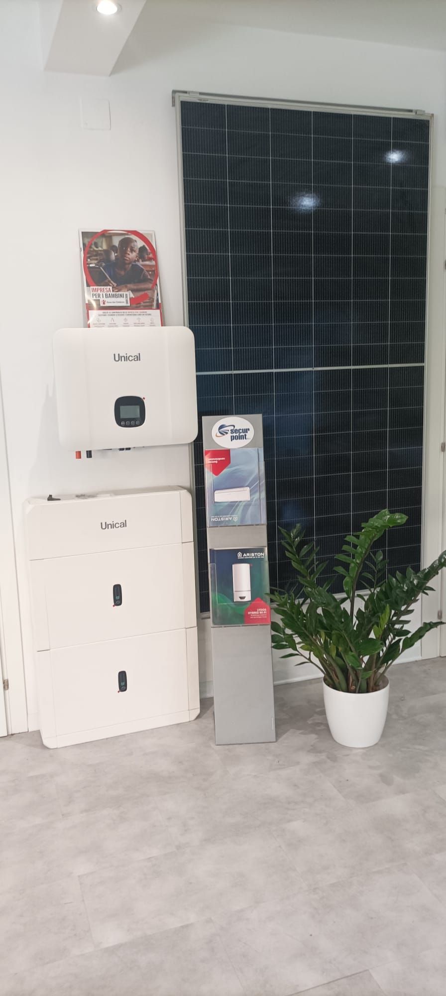 Angolo della hall con armadietti bianchi impilati, distributore d'acqua.