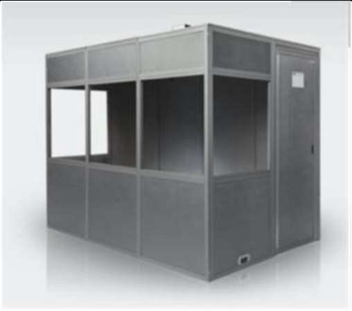 Una habitación de acero inoxidable con muchas ventanas y puertas.