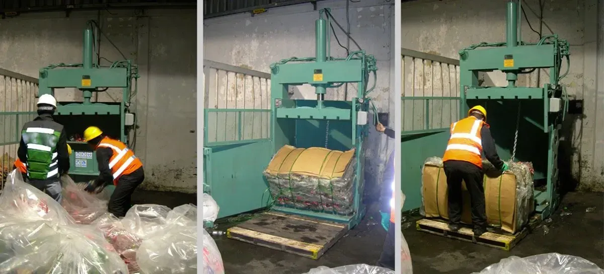 Tres vistas de trabajadores cargando bolsas de basura en una empacadora industrial verde en un almacén.