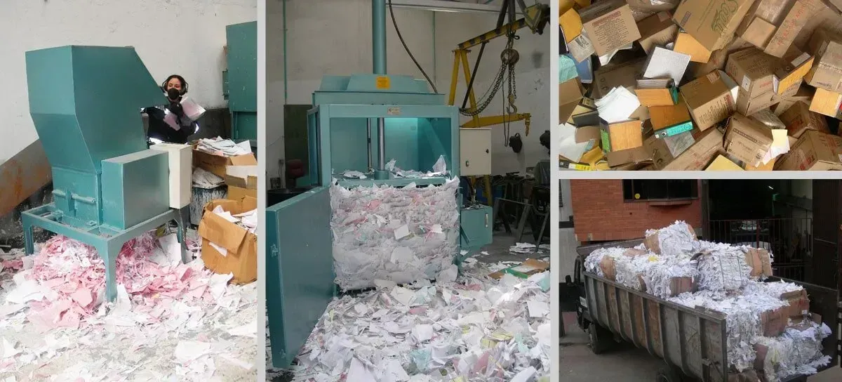 Máquina color turquesa compactando pilas de papel y cartón en fardos en un almacén.