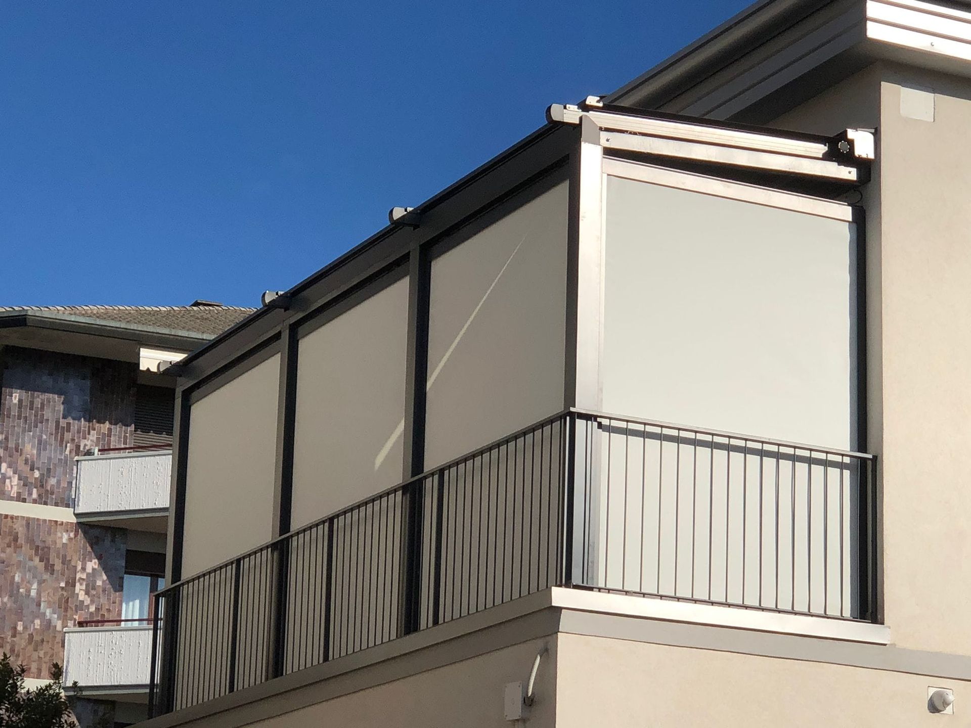 Un balcone con una zanzariera sul lato