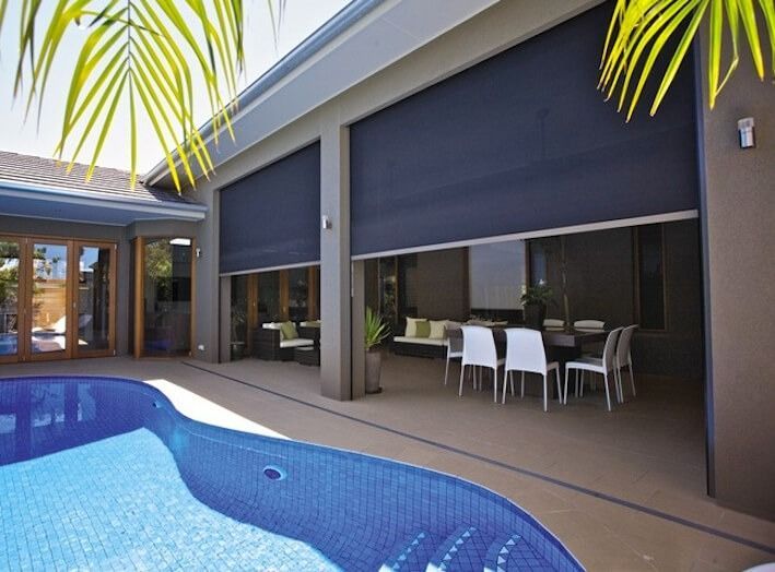 Una casa con piscina, tavolo da pranzo e sedie