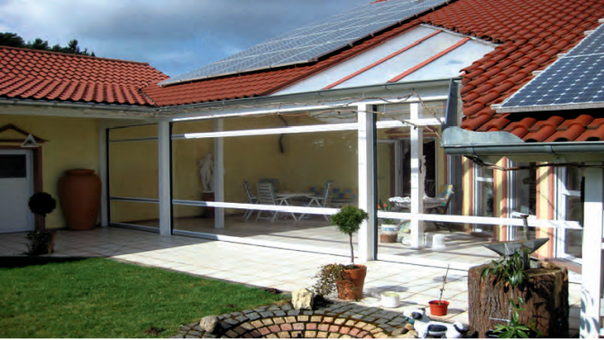 Una casa con un pannello solare sul tetto
