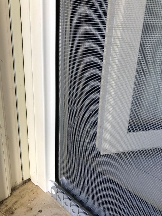 Primo piano di una porta a soffietto su una finestra.
