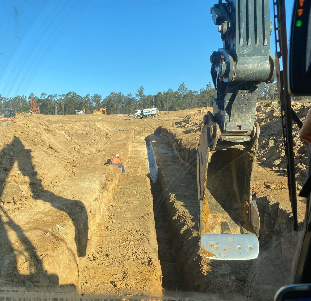 A spencer civil & earthworks excavator is digging a trench to perform a hydraulic connection.