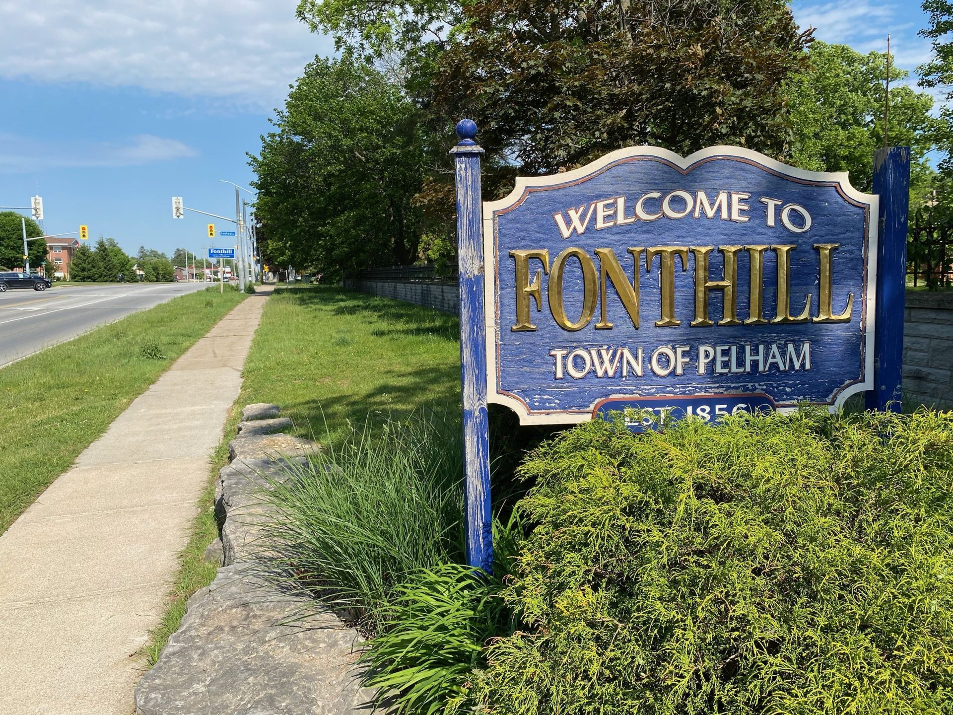 A blue sign that says welcome to fonthill town of pelham