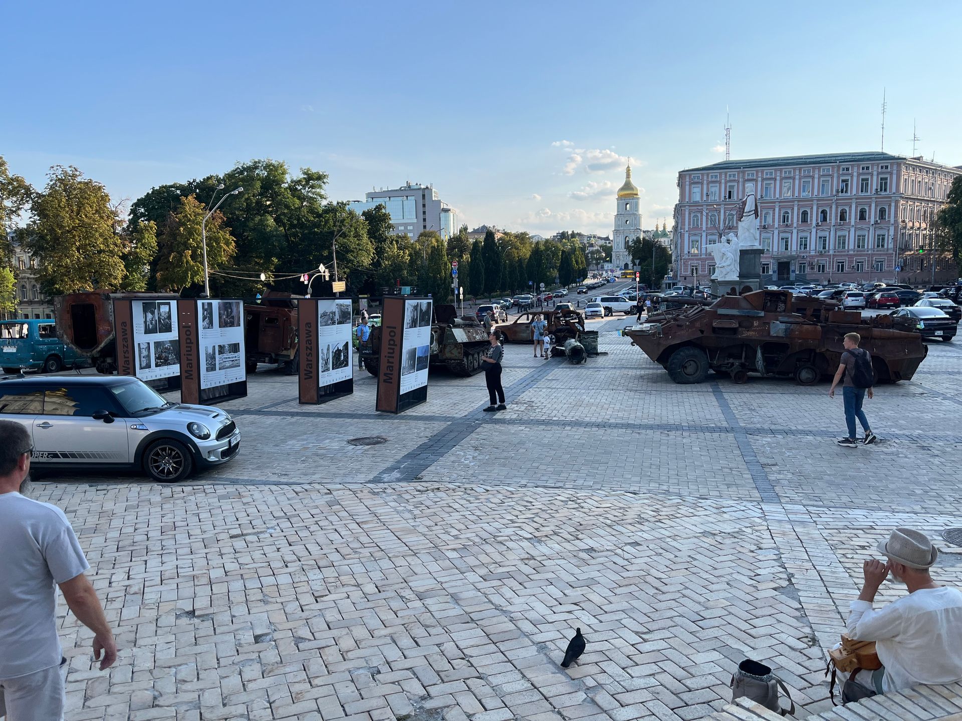 Kyiv-utstilling: Brente russiske militærkjøretøy og fotoutstilling på et torg; publikumsutsikt.