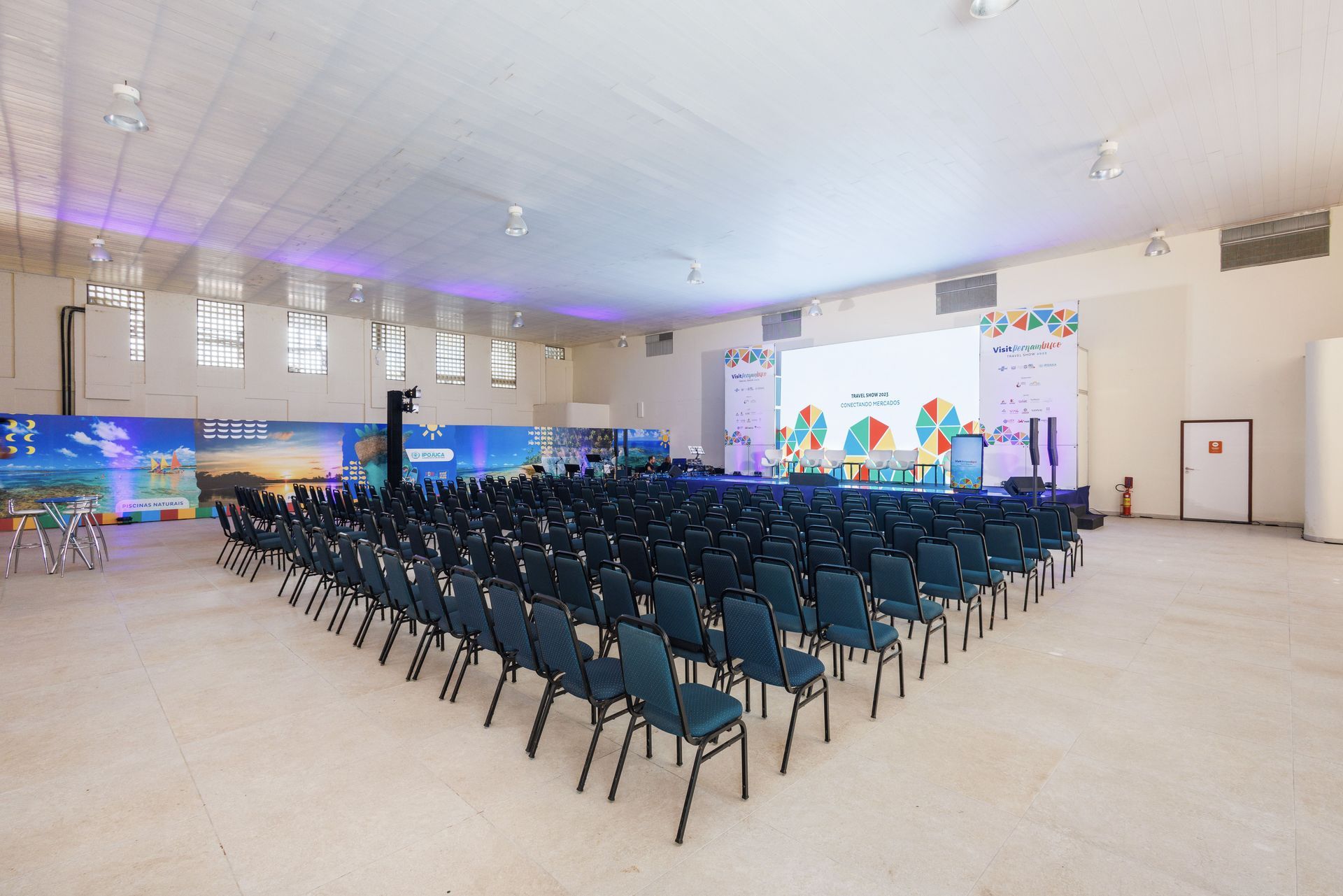 auditório com fileiras de cadeiras organizadas para evento em salão amplo