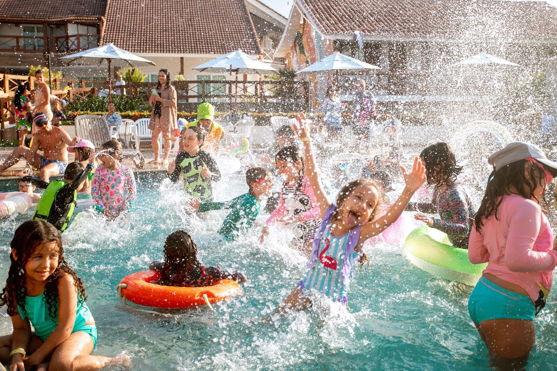 Crianças participam de brincadeira aquática na piscina do Armação Resort.