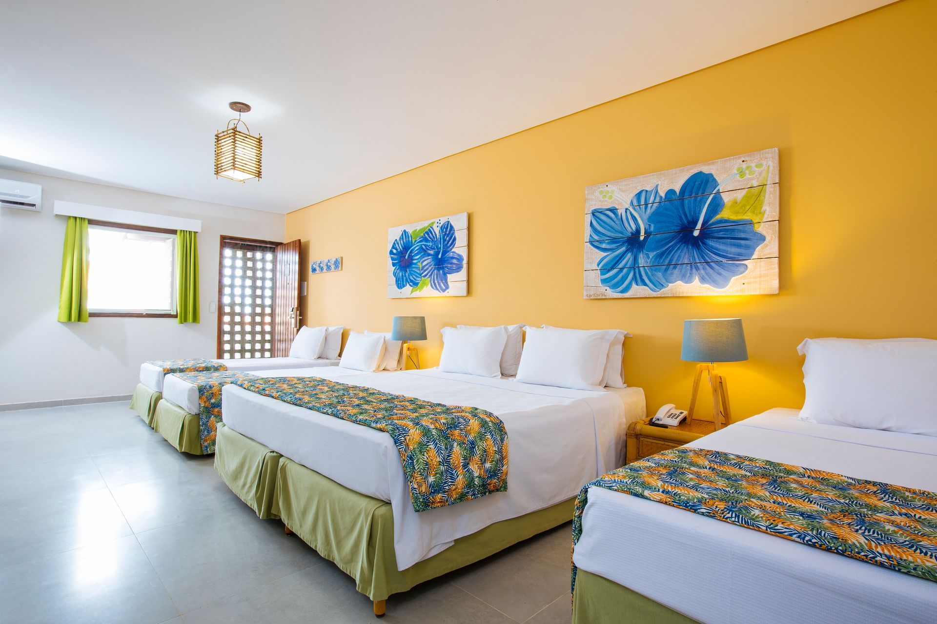 Apartamento standard com cama de casal, varanda privativa, decoração tropical e ambiente aconchegante.