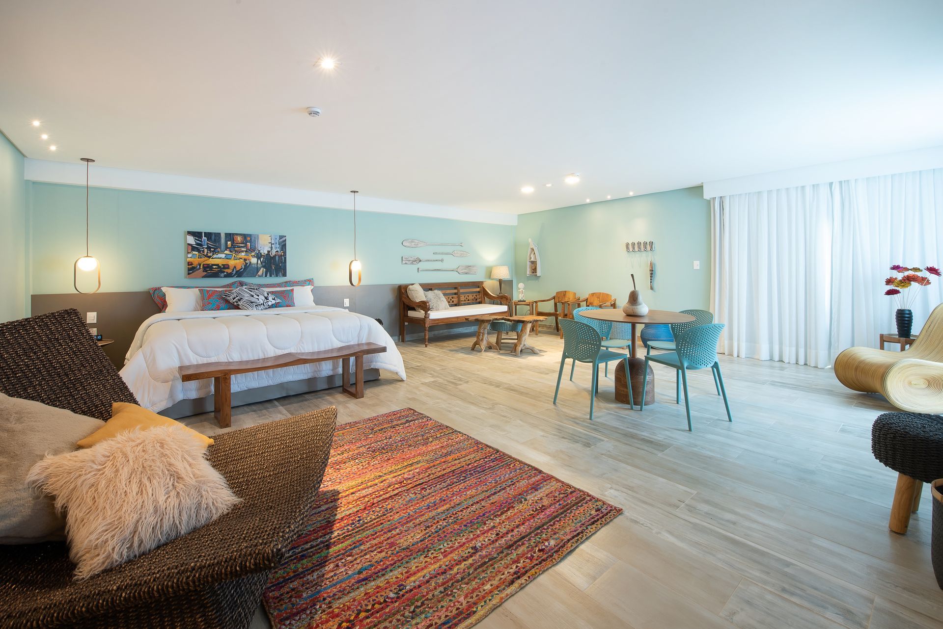 Quarto amplo e sofisticado com cama king-size, área de estar, decoração aconchegante e ambiente iluminado.