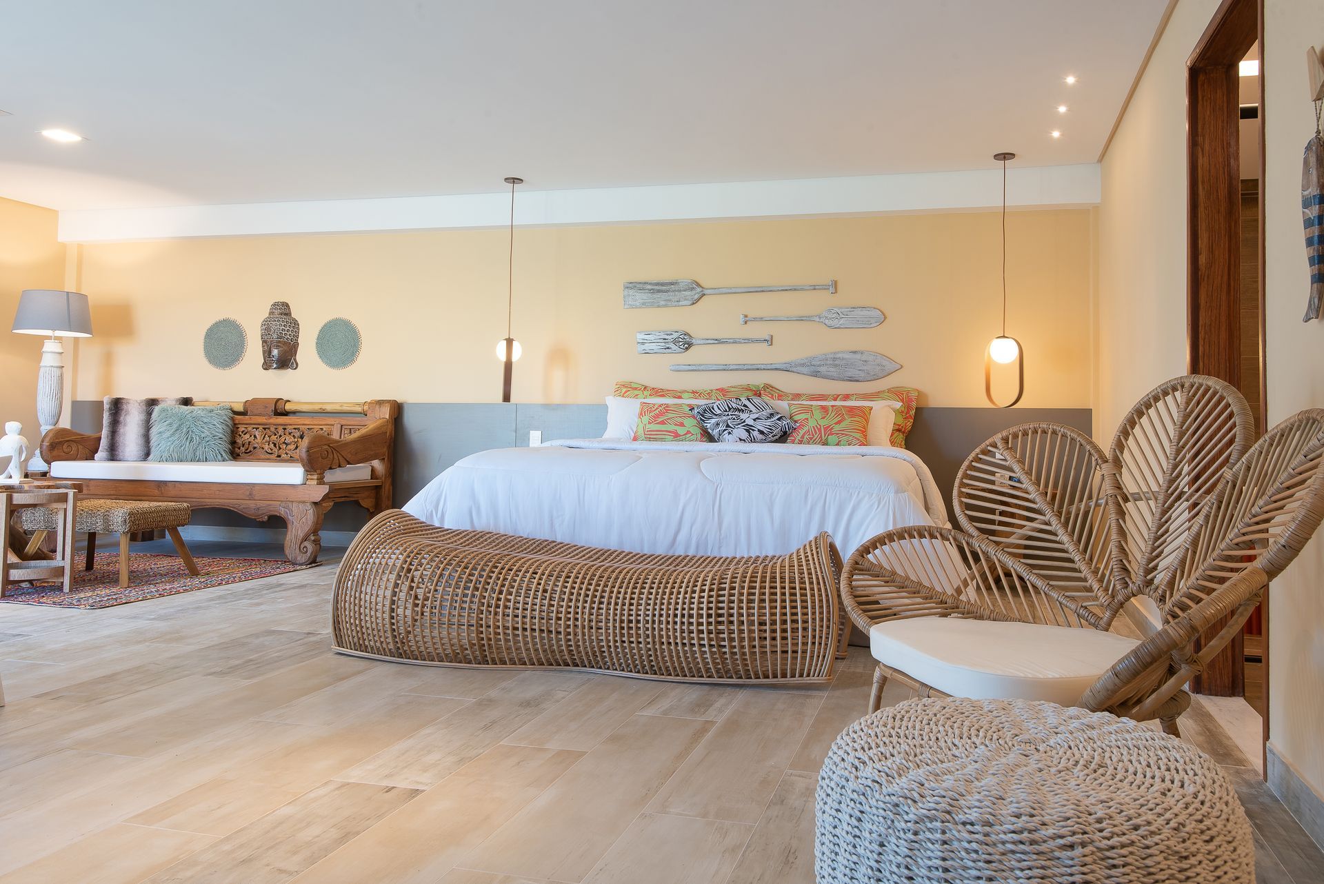 Um ambiente amplo e acolhedor, com cama king size e decoração inspirada no litoral para relaxar com conforto.
