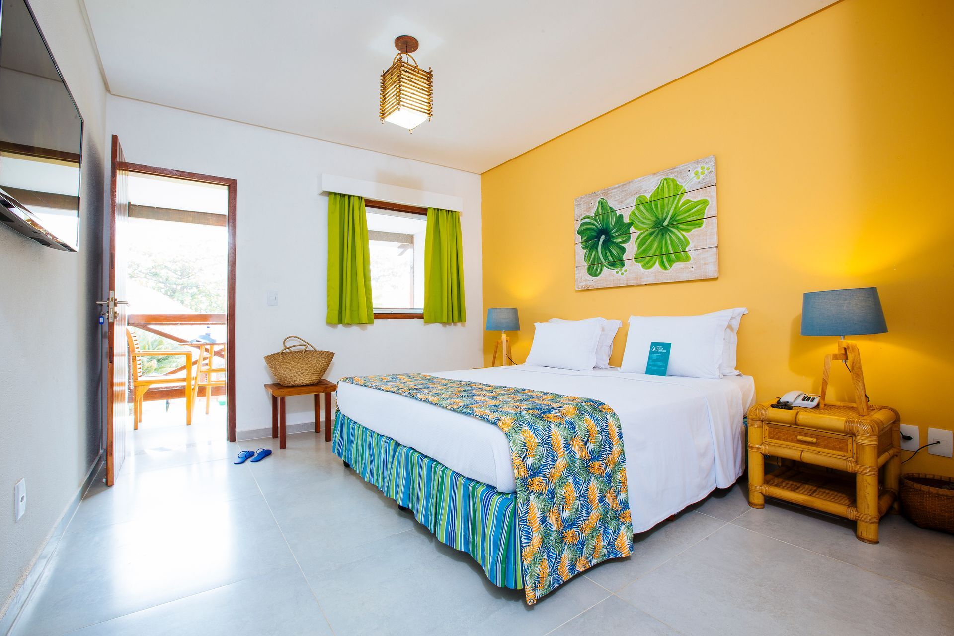 Apartamento família com acomodações amplas para até cinco pessoas, conforto e decoração tropical.