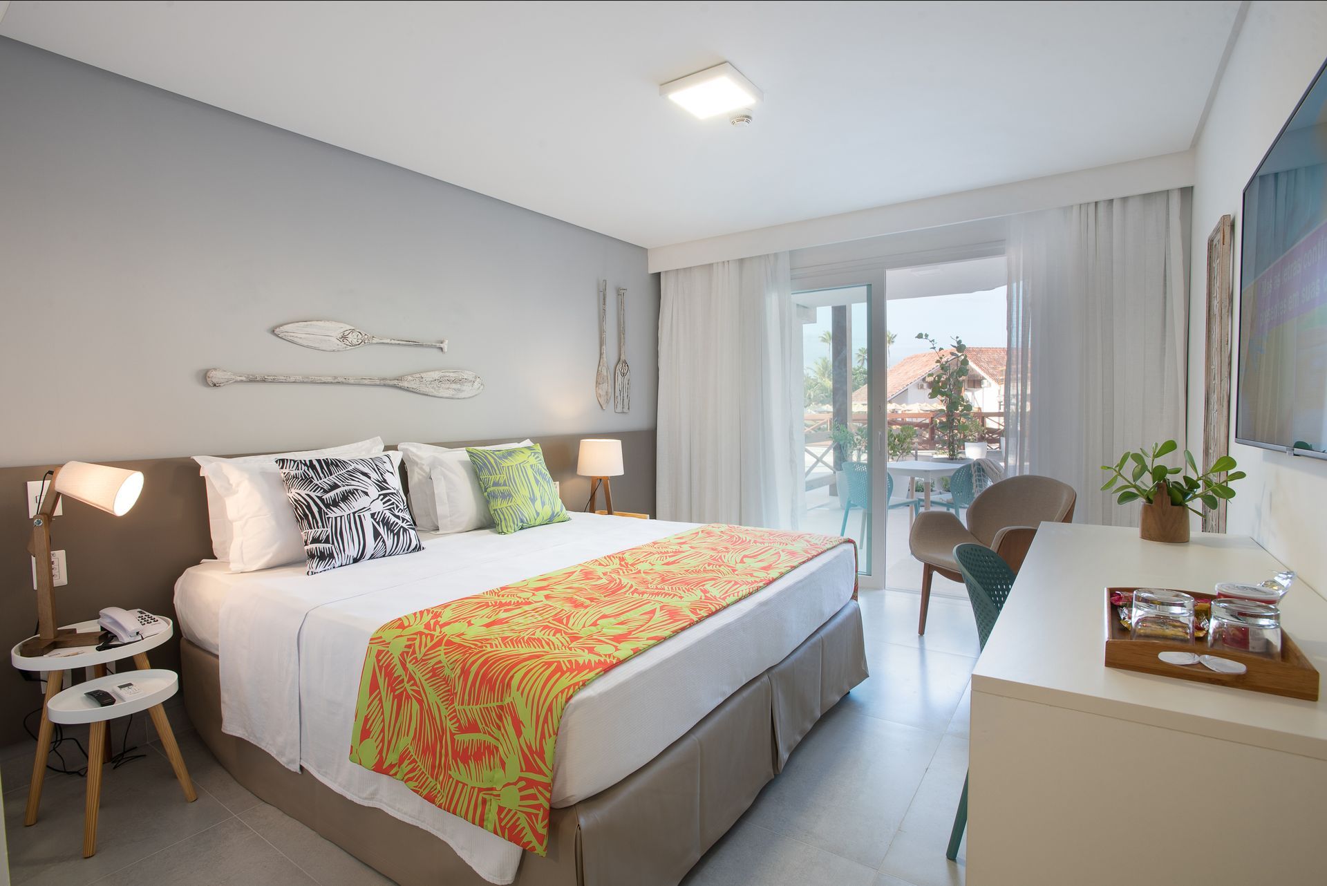 Apartamento Superior Plus com cama king-size, varanda privativa e ambiente moderno e aconchegante.