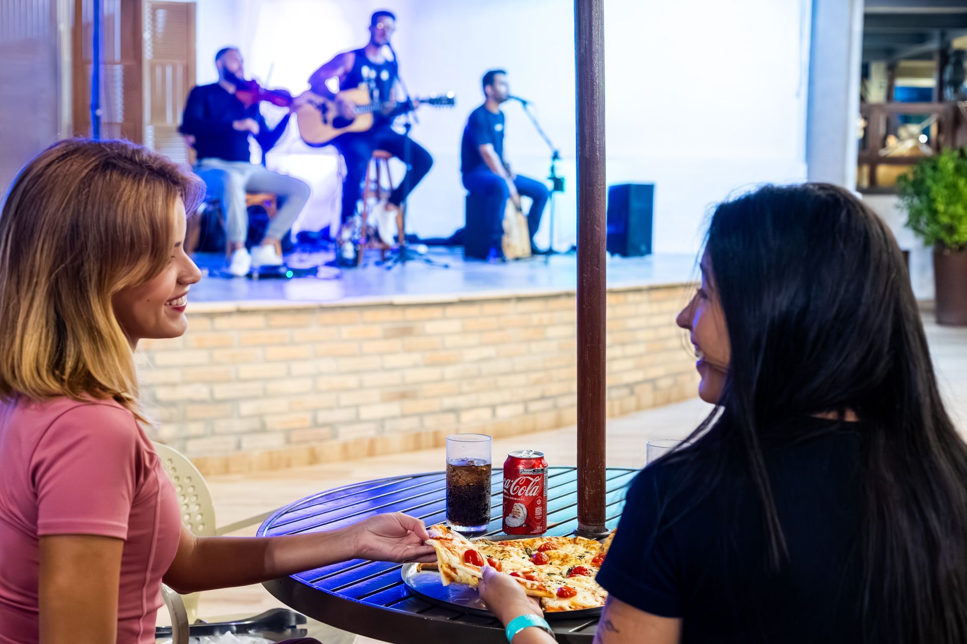 Hóspedes apreciam pizza & música ao vivo no Armação Resort em Porto de Galinhas. Entretenimento & gastronomia.