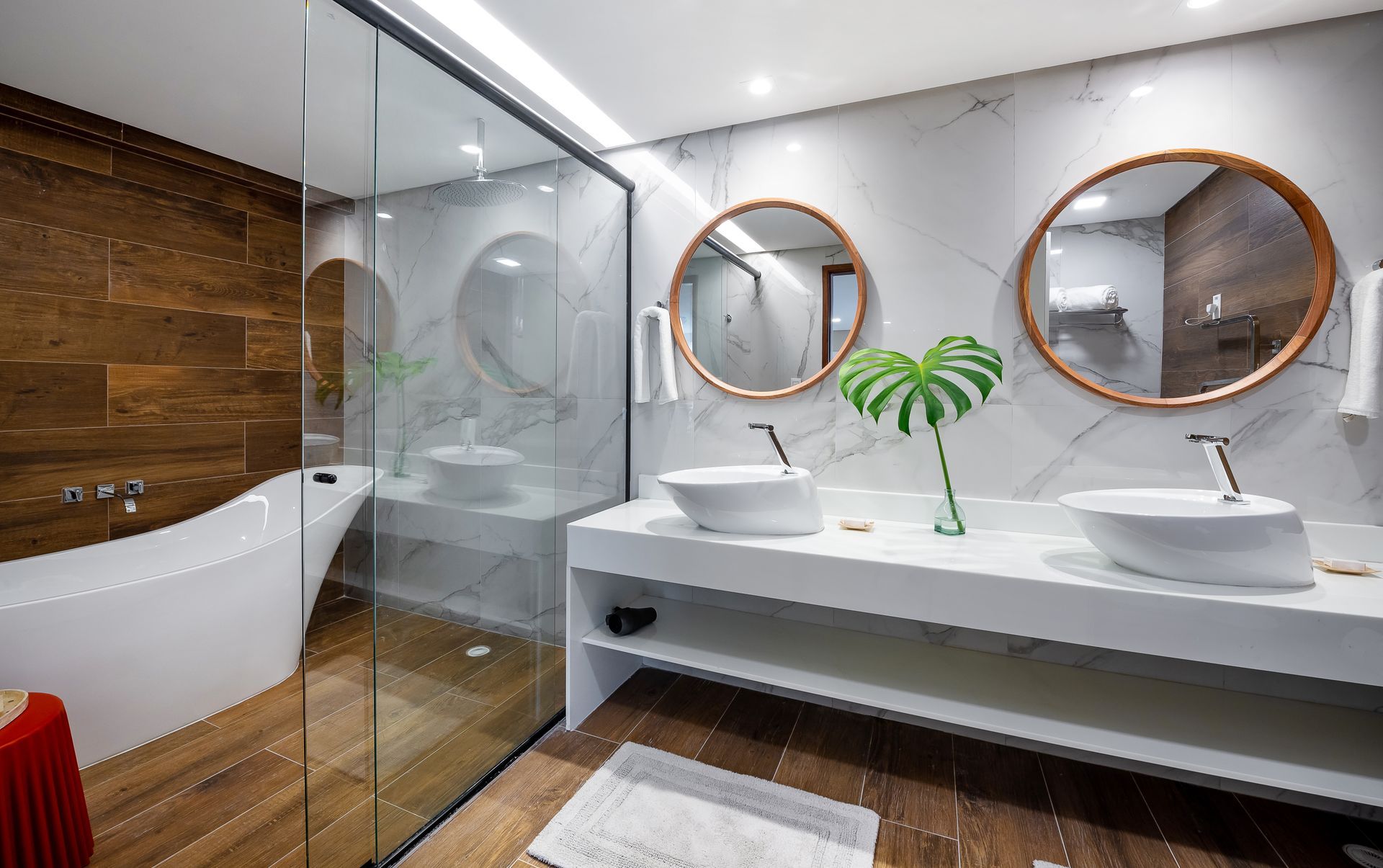 Banheiro amplo, com banheira, ducha e acabamentos elegantes para momentos de relaxamento e conforto.