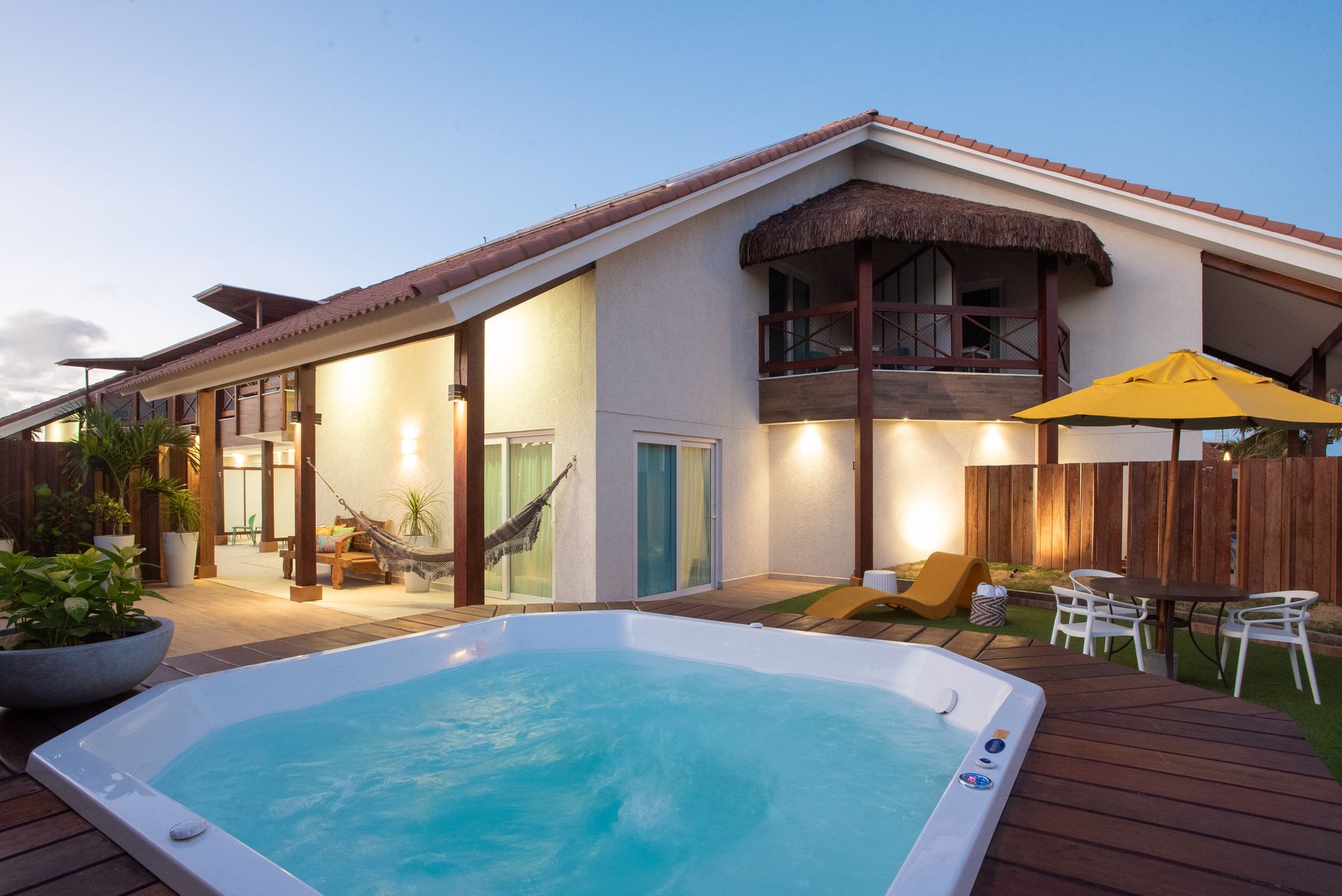 Garden privativo com hidromassagem para relaxar com mais conforto, privacidade e exclusividade na estadia.