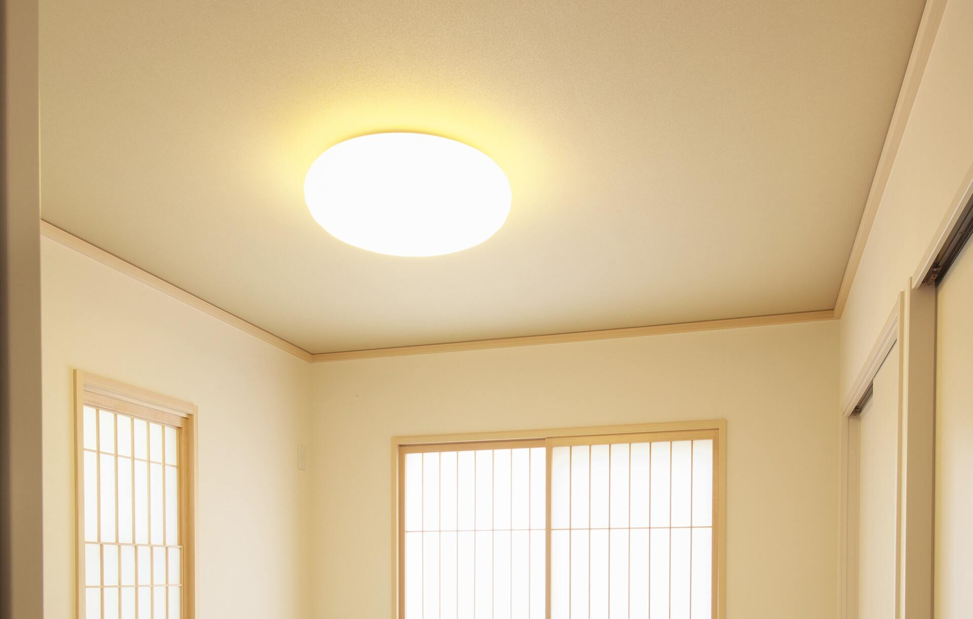 Surface lighting in a white room with windows