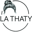Logo in bianco e nero con l'illustrazione di uno chignon alto e la scritta