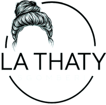 Logo in bianco e nero con l'illustrazione di uno chignon alto e la scritta