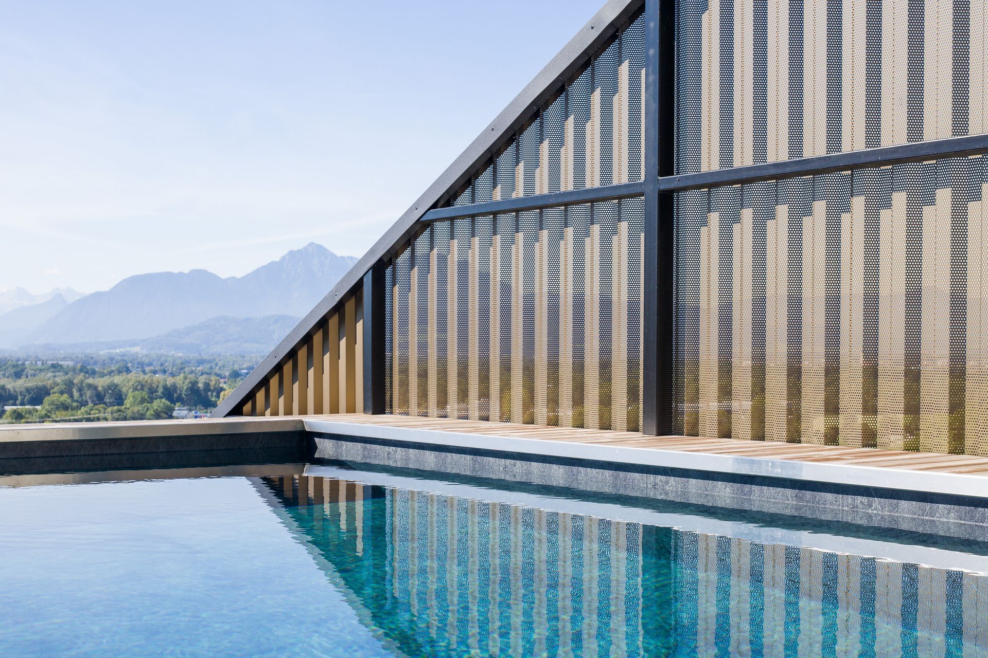 Ein Swimmingpool mit Bergen im Hintergrund