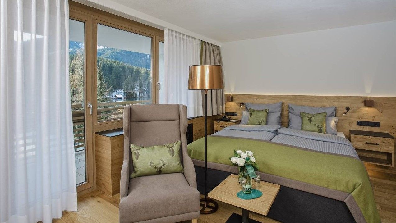 Ein Hotelzimmer mit einem Bett, einem Stuhl und einer Lampe