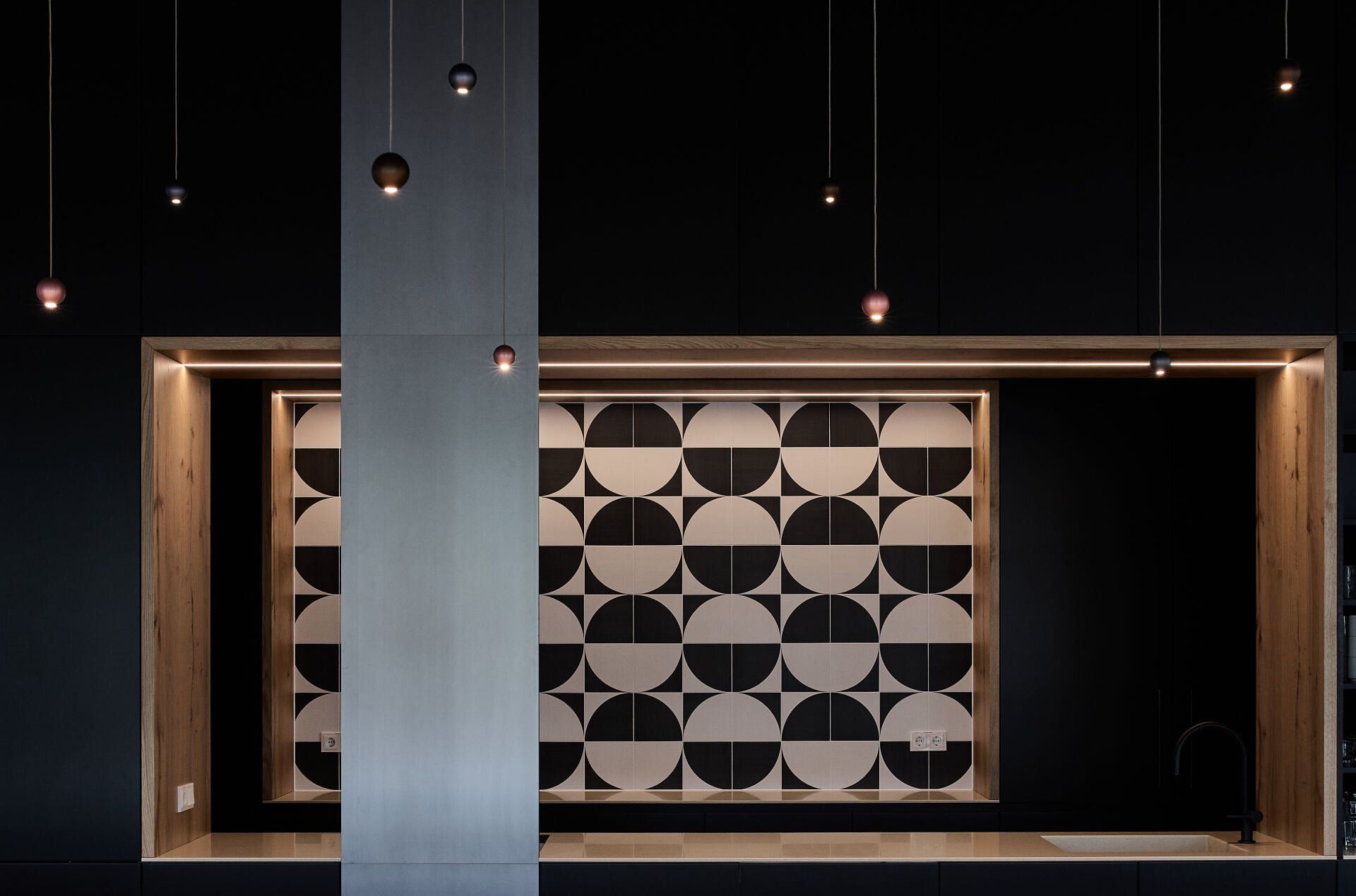 Ein dunkler Raum mit einem geometrischen Muster an der Wand