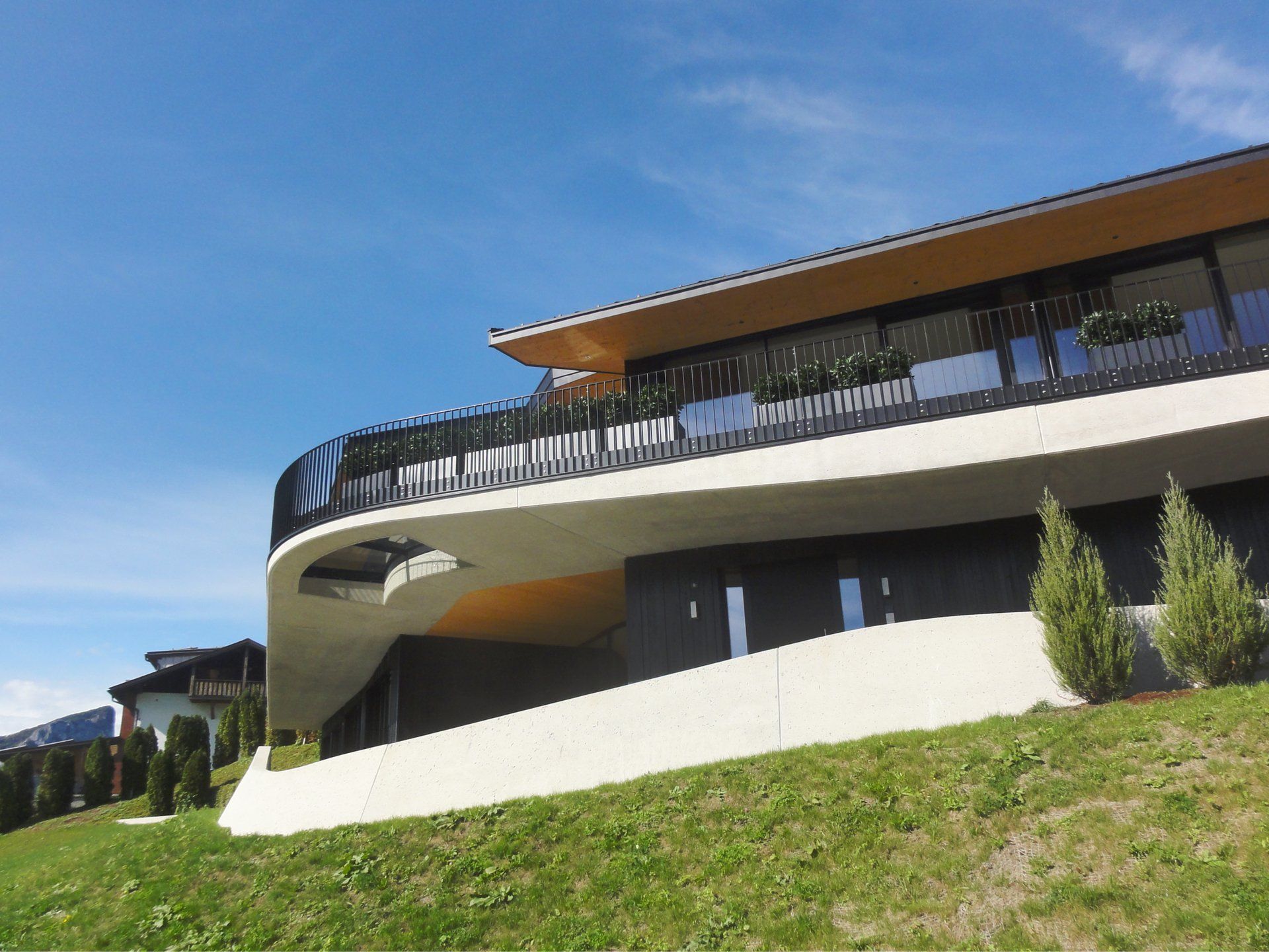 Ein großes Gebäude mit einem Balkon an der Seite