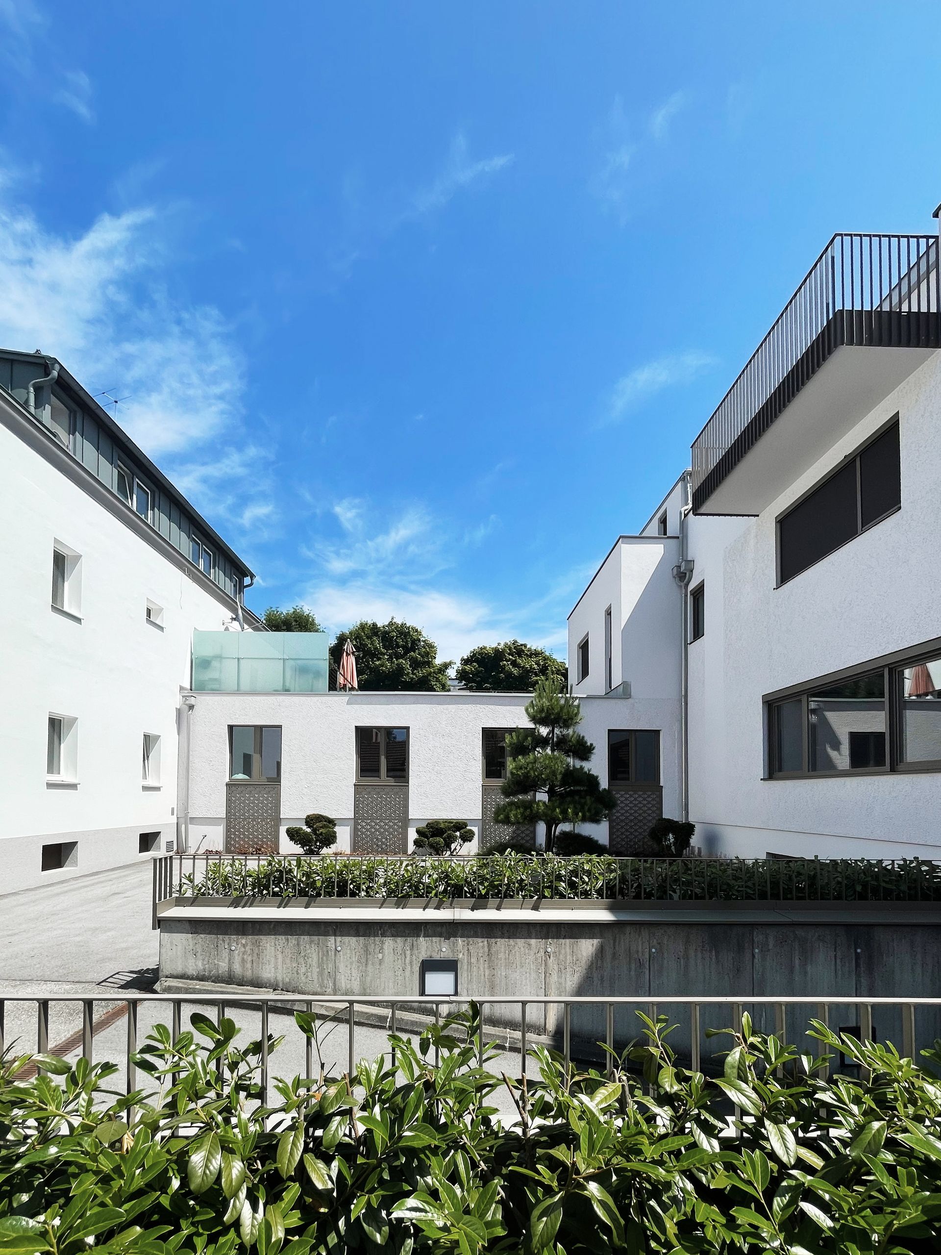 Ein weißes Gebäude mit einem Balkon darauf