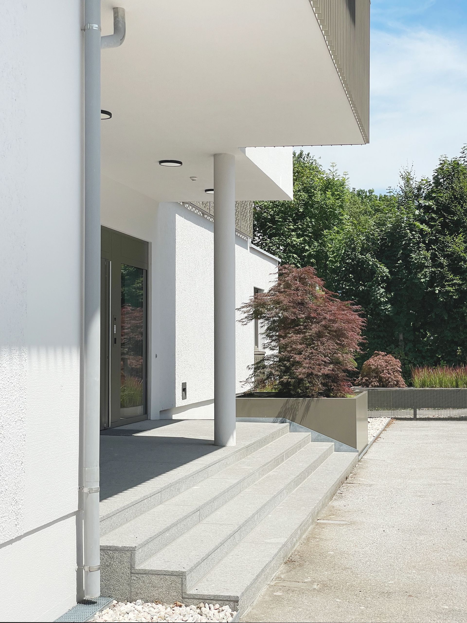 Ein weißes Gebäude mit Treppen, die hinaufführen